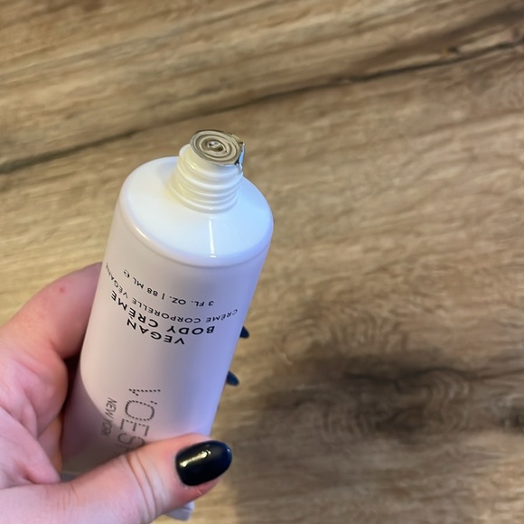 NWT VOESH Lavender Land 3 Oz. Vegan Body Creme Lotion - Picture 13 of 13